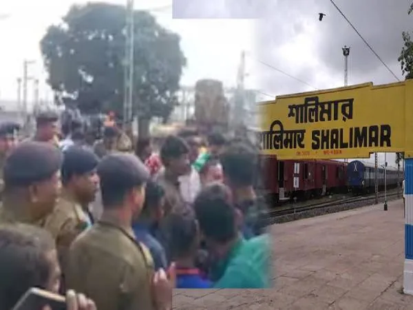 হঠাৎ করেই ট্রেন বাতিলের ঘোষণায় ক্ষোভে ফেটে পড়লেন যাত্রীরা, ধুন্ধুমার শালিমারে