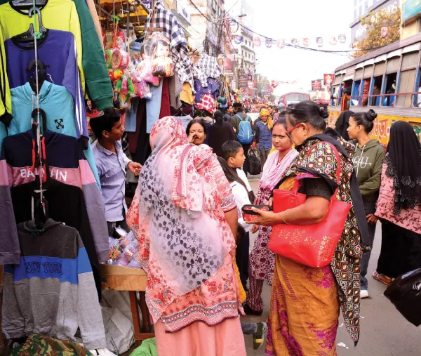 খুচরো বিক্রেতার ভিড়ে সরগরম মঙ্গলাহাট,&nbsp;বড়দিনের আগে শেষ কেনাকাটা