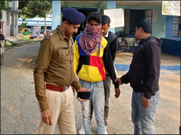 প্রতিবাদ করায় জামাইবাবুর বুকে বন্দুক ঠেকিয়ে খুনের হুমকি