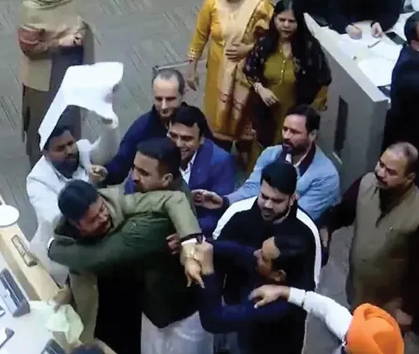 &lsquo;ভোট চোর&rsquo; স্লোগানে ক্ষিপ্ত অনিল ম্যাসি, কংগ্রেস-বিজেপি ধস্তাধস্তি&nbsp;
