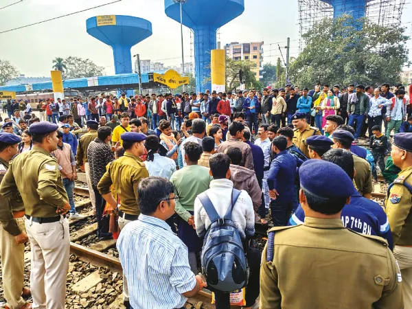 স্টেশনে আসার পর যাত্রীরা জানতে পারেন ট্রেন বাতিল,&nbsp;শালিমারে বিক্ষোভ
