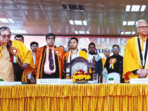 যাদবপুর বিশ্ববিদ্যালয়: সংঘাতের মধ্যেই আচার্যের আসন ফাঁকা রেখে সম্পন্ন হল সমাবর্তন