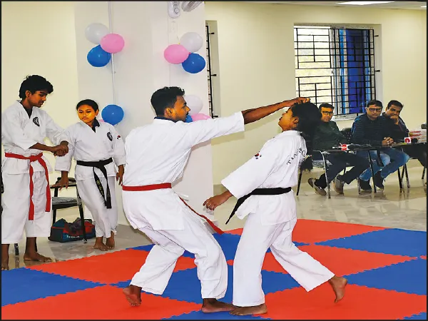 রাজ্যে প্রথম, ঝাড়গ্রাম মেডিক্যাল কলেজের পড়ুয়াদের ক্যারাটে প্রশিক্ষণ দেওয়া হবে