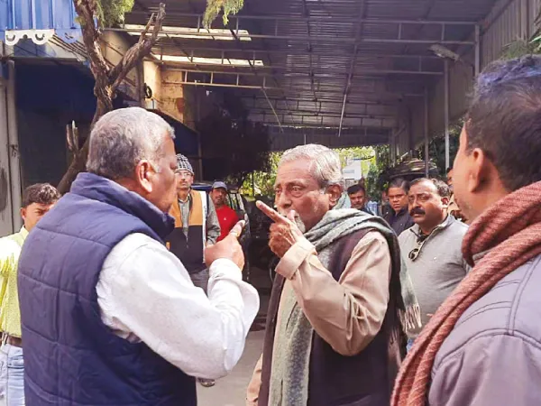 সঙ্কট মিটছেই না চুঁচুড়া পুরসভায়,&nbsp;বিধায়কের পরিদর্শনকে ঘিরে বিবাদে জড়ালেন চেয়ারম্যান, সিআইসি