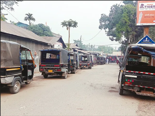 রাস্তাতে&zwnj;ই অলিখিত অটোস্ট্যান্ড, যানজট তুফানগঞ্জ শহরে