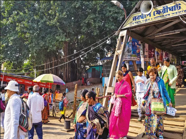 বড়দিনের ছুটি উপলক্ষ্যে নবদ্বীপ-মায়াপুরে উপচে পড়ছে পুণ্যার্থী ও পর্যটকদের ভিড়