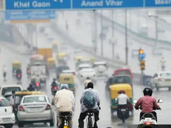 বড়দিনের সকালে ঘন কুয়াশায় ঢাকা দিল্লি, দেরিতে চলছে ট্রেন এবং বিমান