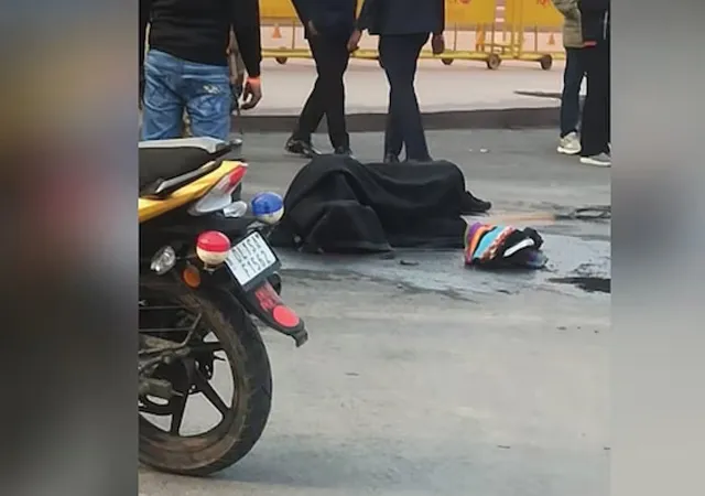 সংসদ ভবনের কাছেই গায়ে আগুন লাগিয়ে আত্মহত্যার চেষ্টা যুবকের! চাঞ্চল্য