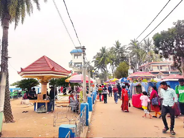 বাংলাদেশের অশান্তির আঁচ, বড়দিনেও পর্যটক কম