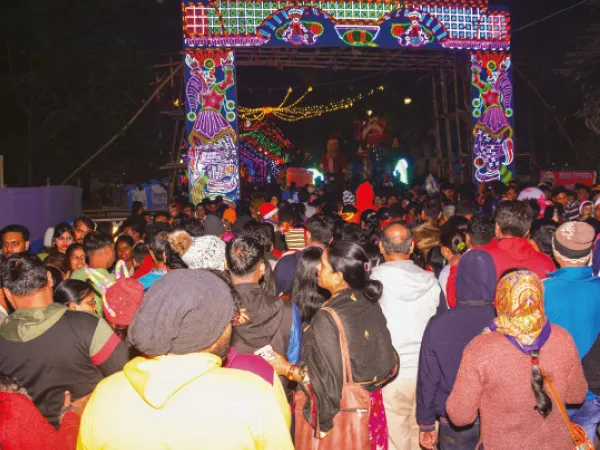 বড়দিনে চার্চে ভিড়, সন্ধ্যা নামতে হাওড়া-হুগলির রাস্তায় জনস্রোত
