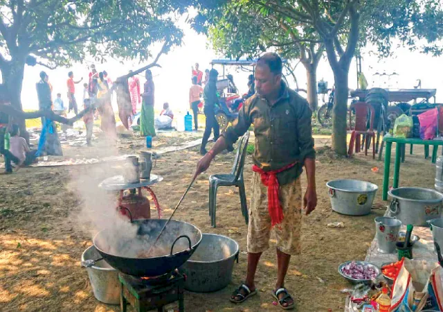 চুপিতে পিকনিকে মাতলেন পর্যটকরা
&nbsp;