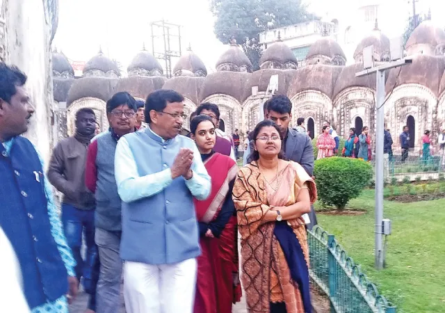 কালনায় রাজবাড়ি চত্বর পরিদর্শনে জেলাশাসক