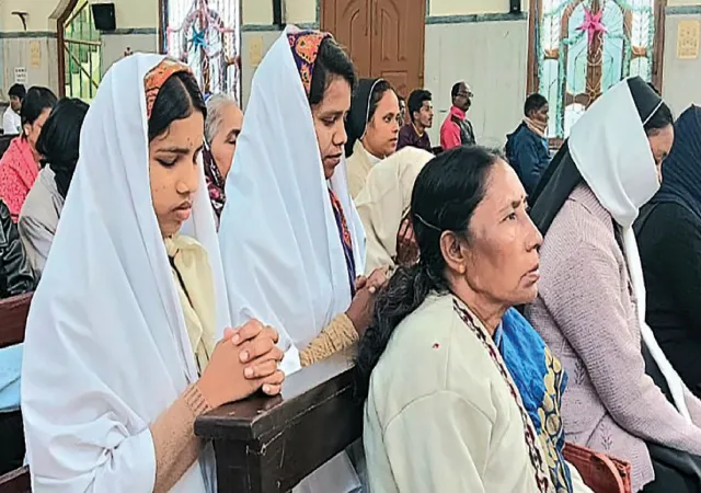 আলোয় সজ্জিত চার্চ, পর্যটকদের ভিড়ে উৎসবের আনন্দে জমজমাট মুর্শিদাবাদ