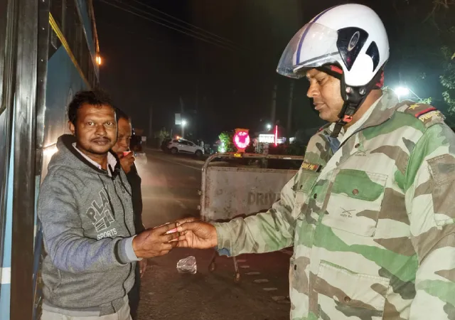 ঘুম তাড়াতে চালকদের চা ও গরম জলে আপ্যায়ন বাঁকুড়া সদর ট্রাফিক পুলিসের