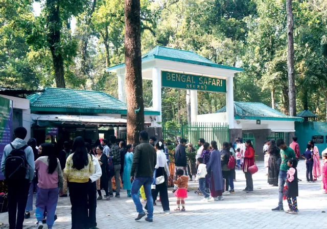 গতবারের রেকর্ড ভেঙে বড়দিনে জমজমাট ভিড় বেঙ্গল সাফারিতে