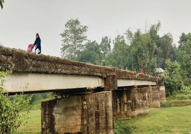 দইখাওয়া নদীর সেতু সংস্কার না হওয়ায় পারাপারে চরম সমস্যা