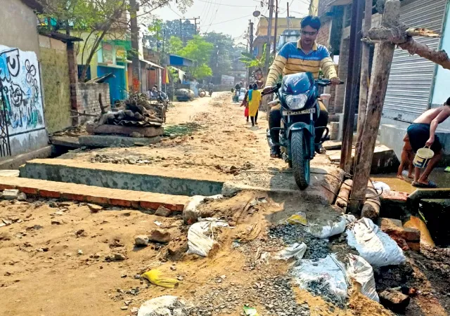 উত্তর দমদমের ফতুল্লাপুরে বেহাল রাস্তা, কালভার্ট ঢাকা দিতে চাঁদা এলাকাবাসীর