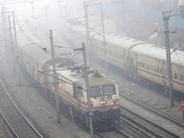 ভারী কুয়াশায় দেরিতে চলছে দুরন্ত, পূর্বাসহ একাধিক এক্সপ্রেস ট্রেন, সমস্যায় যাত্রীরা