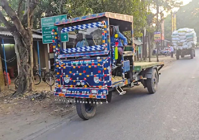 স্টিয়ারিং হুইল বসানো অবৈধ মোটর ভ্যানের বাড়বাড়ন্ত কাটোয়ায়, ক্ষোভ