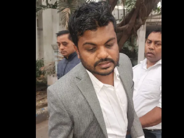 অভিষেকের নাম করে কালনার চেয়ারম্যানের থেকে তোলা চেয়ে ধৃত ৩