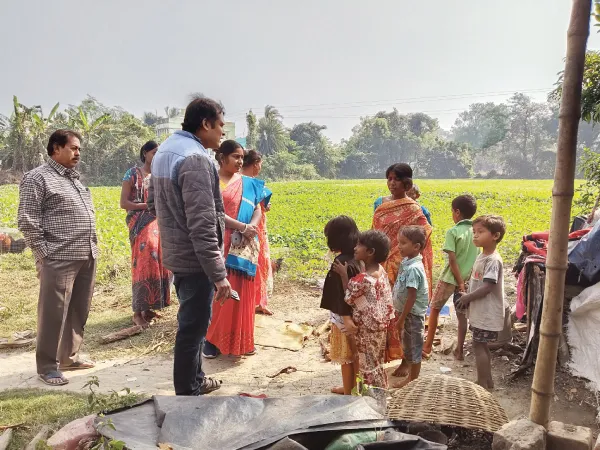 মাজুতে প্রাথমিক স্কুলে কমেছে পড়ুয়ার সংখ্যা, ভর্তির ফর্ম হাতে গ্রামে গ্রামে ঘুরছেন শিক্ষকরা