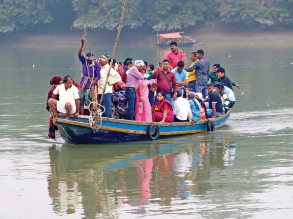 গড়চুমুক-বুড়ুল রুটে বন্ধ লঞ্চ পরিষেবা,&nbsp; ঝুঁকি নিয়ে ভুটভুটিতেই গঙ্গা পার