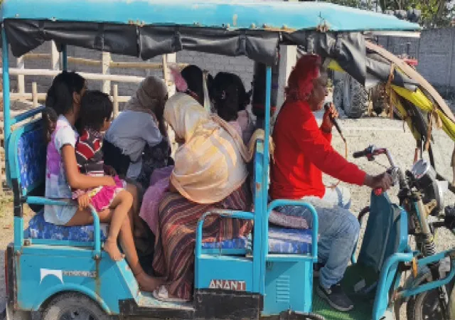 মুজাফ্&zwnj;ফরের টোটোয় চাপলে বাড়তি পাওনা মহম্মদ রফির গান