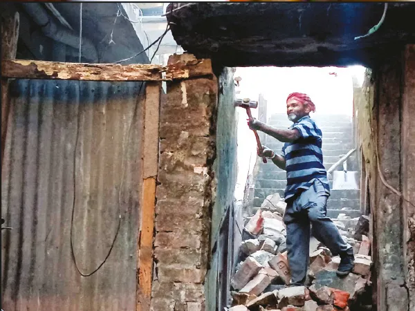 জলপাইগুড়ি শহরে ১৪টি বিপজ্জনক বাড়ি ভাঙার কাজ শুরু করল পুরসভা