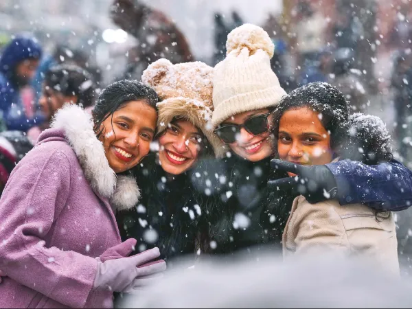কাশ্মীর:&nbsp;সমতল এলাকায় মরশুমের প্রথম তুষারপাত,&nbsp;খুশি পর্যটকরা