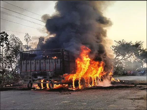 পথ দুর্ঘটনায় বাইক আরোহীর মৃত্যু, লরিতে আগুন