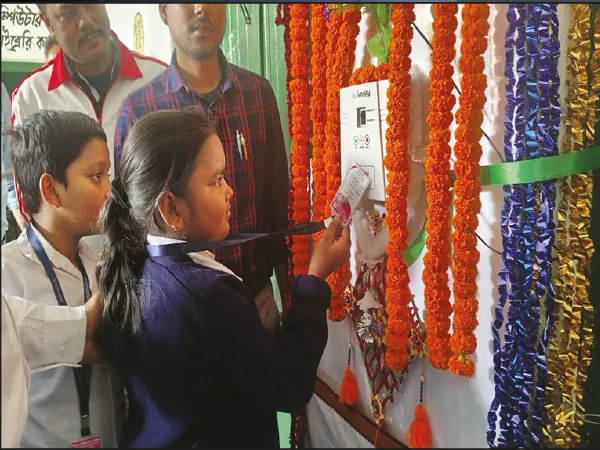 গুসকরার প্রাথমিক বিদ্যালয়ে চালু ডিজিটাল হাজিরা