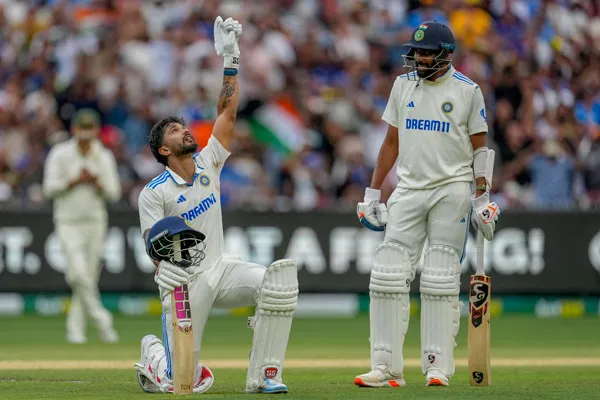 অস্ট্রেলিয়ার বিরুদ্ধে ভারতের মানরক্ষা করল নীতিশ &lsquo;বাহুবলী&rsquo;, ছেলের শতরানে গ্যালারিতে চোখে জল বাবার