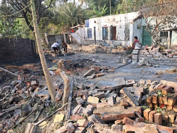 ভরদুপুরে ভয়াবহ বিস্ফোরণে কেঁপে উঠল চম্পাহাটি, অগ্নিদগ্ধ ৩ জন