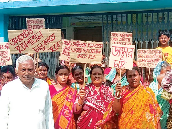 স্বাস্থ্যকেন্দ্রে রোগী দেখছেন কর্মীরাই, হাল ফেরানোর দাবি বাসিন্দাদের