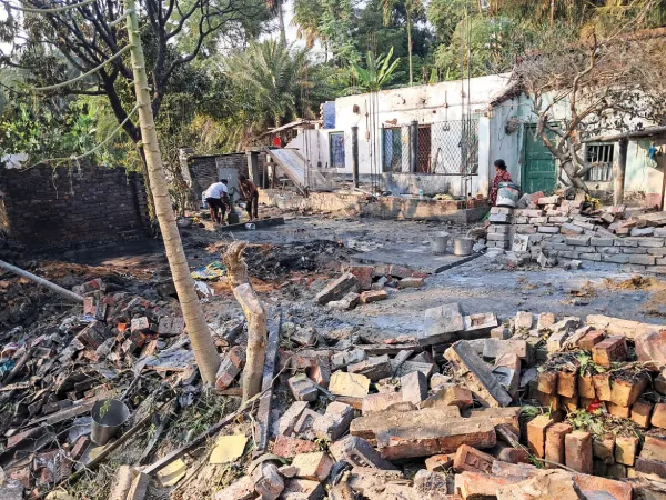 চম্পাহাটিতে বিস্ফোরণে মৃত এক ধূলিসাৎ বাড়ি, হাসপাতালে চিকিৎসাধীন ২