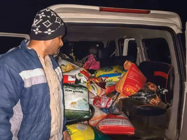 গাড়িতে &lsquo;পিকনিক পার্টি&rsquo; স্টিকার সেঁটে চোলাই পাচার, গ্রেপ্তার ২