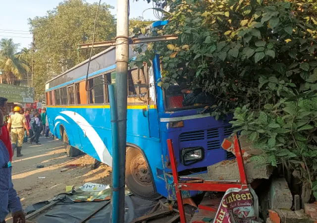 দুই বাসের রেষারেষির বলি শিশুকন্যা, যুবক