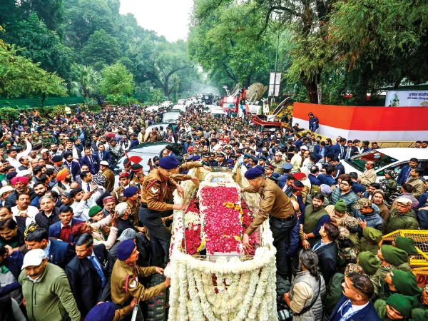 মনমোহনকে ভারতরত্ন, স্লোগান মোদির সামনেই,&nbsp;কাঁধ দিলেন রাহুল, বিদায় গান স্যালুটে