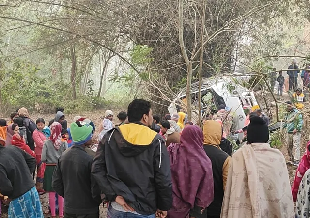 দাঁতনে দুর্ঘটনার কবলে যাত্রীবাহী বাস, জখম ২২