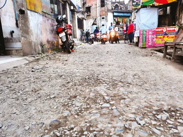 &lsquo;অম্রুত&rsquo;-এর পাইপলাইন বসাতে খোঁড়াখুঁড়ি &nbsp;রাস্তার দফারফা, শহরবাসীর নরকযন্ত্রণা