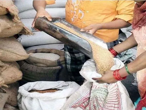 কমিশনের বাড়তি বোঝা রাজ্যেরই কাঁধে, রেশনে শুধু কৃতিত্ব! টাকা দেবে না কেন্দ্র