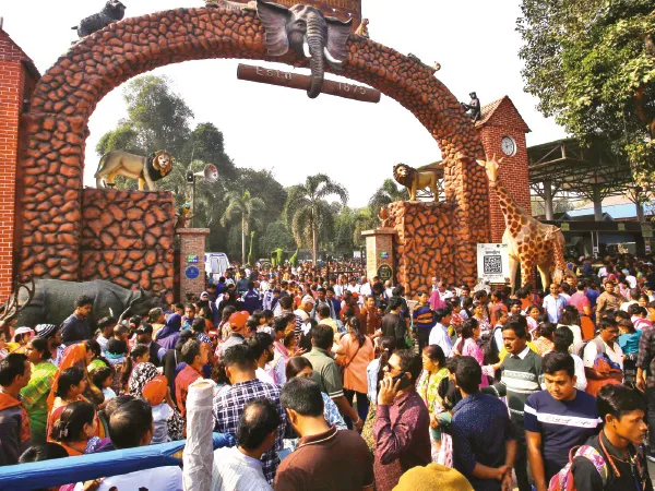 বছরের শেষ রবিবার লক্ষ লোকের ভিড় &nbsp;চিড়িয়াখানায়