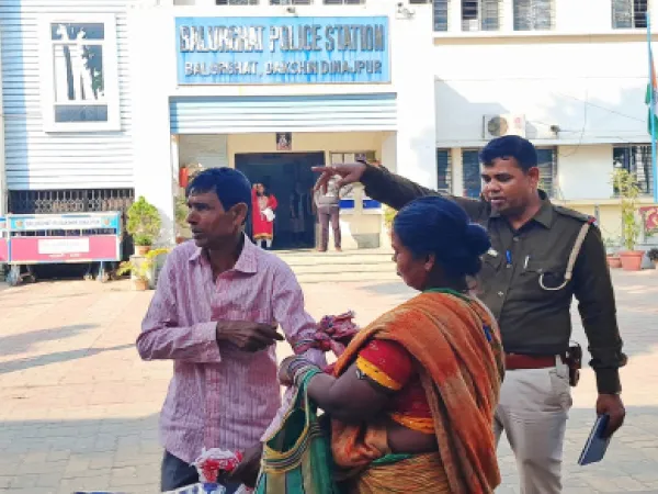 গামছায় বেঁধে স্বামীকে নিয়ে থানায় হাজির স্ত্রী