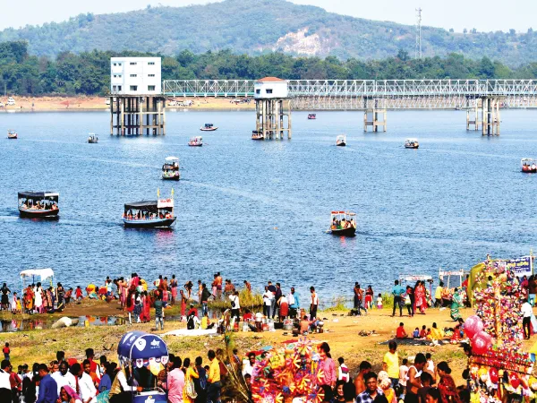 জিনাতকে দেখতে মেলার মতো ভিড় রানিবাঁধের গোঁসাইডি গ্রামে,পসরা নিয়ে হাজির দোকানিরা, বিক্রিও হল দেদার