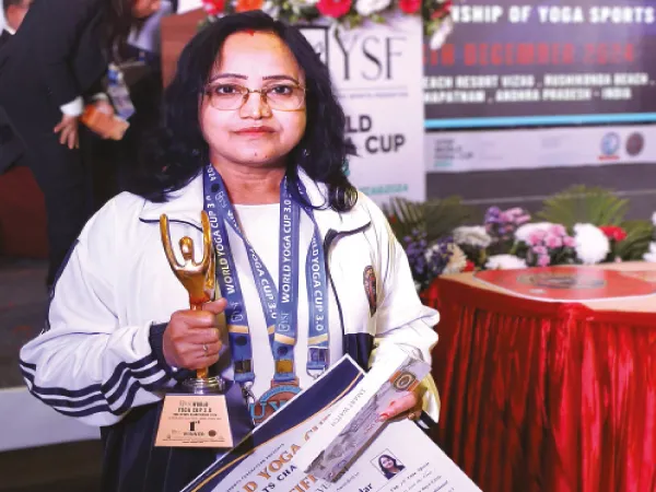 যোগাসন প্রতিযোগিতায় স্বর্ণপদক কালনার প্রধান শিক্ষিকার