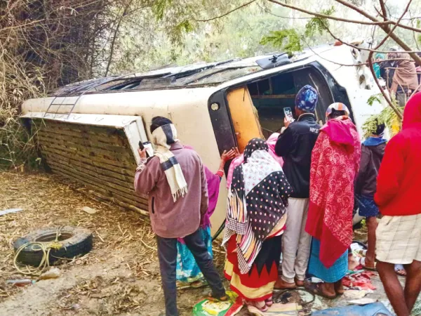 দাঁতনে বেহাল রাস্তায় বাস দুর্ঘটনা, জখম ২২ যাত্রী