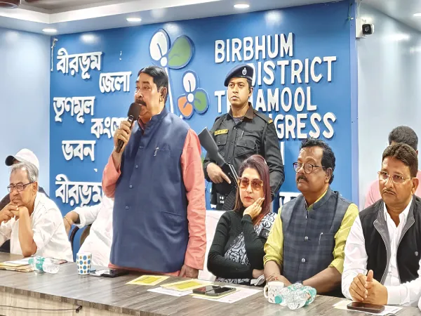 বোলপুরে তৃণমূল জেলা কমিটির বৈঠক, পিছিয়ে থাকা বুথগুলি নিয়ে আলোচনা