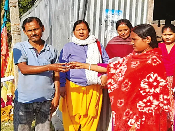 যক্ষ্মা নির্মূলের লক্ষ্যে তপনে ১০০ দিনের অভিযান, কফ পরীক্ষা