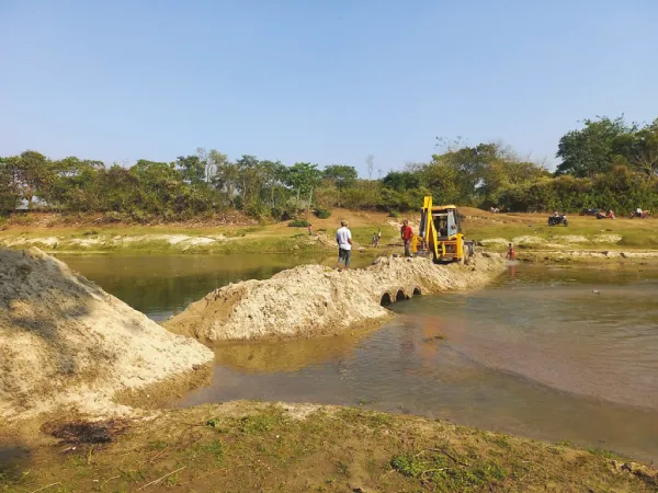 বেরং নদীতে অস্থায়ী কালভার্ট বানালেন সুকলগছের বাসিন্দারা&nbsp;
&nbsp;