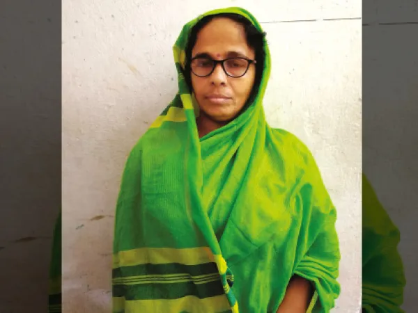 ইয়াবা ট্যাবলেট, বাংলাদেশি সিম কার্ড সহ গ্রেপ্তার মহিলা